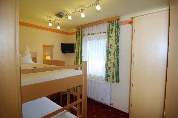 ホテル Haus Dorfblick ゲルロス 部屋 写真