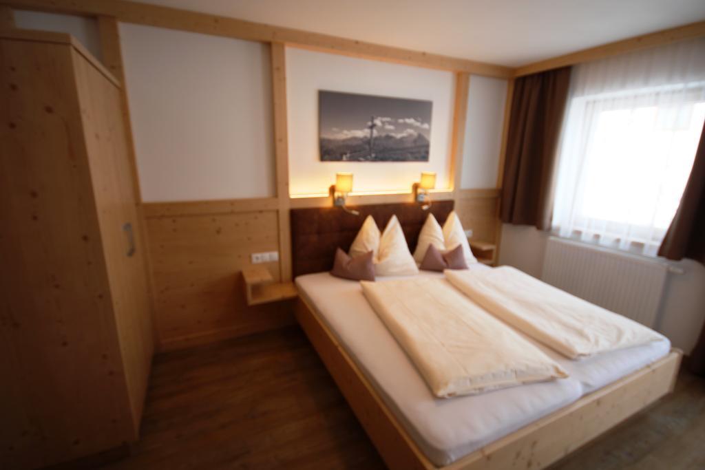 ホテル Haus Dorfblick ゲルロス エクステリア 写真